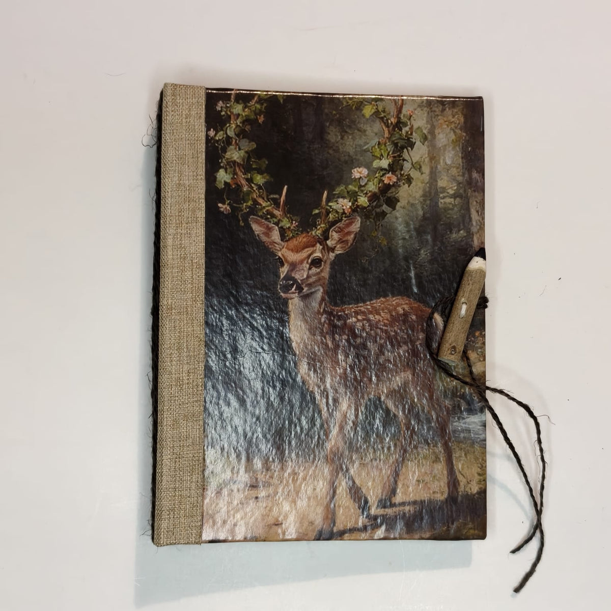 Custodi d’Autunno, copertina con cerbiatto e dorso chiaro