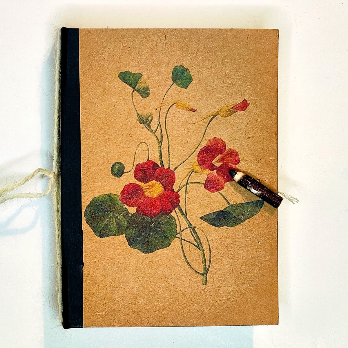 Taccuino ricaricabile fatto a mano con pagine bianche e legatura in lana — "Fiori Selvatici" Rifioriture