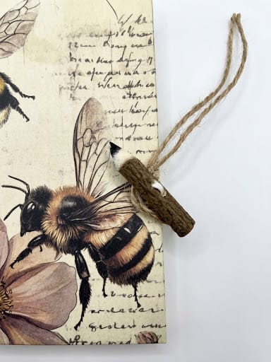 Dettaglio della chiusura con cordone e matitina in legno