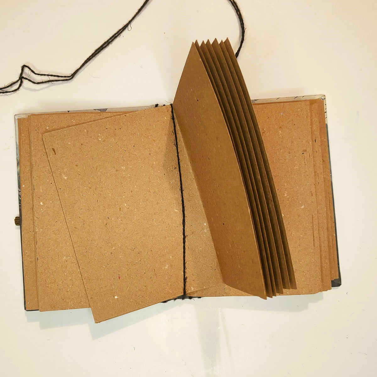 Quaderno fatto a mano A6 con carta di recupero — "Orizzonti e Frammenti" Frammenti