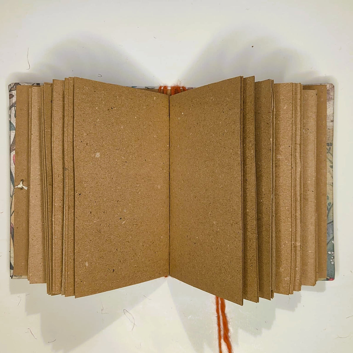Bloc-notes fatto a mano tascabile con carta riciclata — "Ritmo Lento" Foglie di Carta