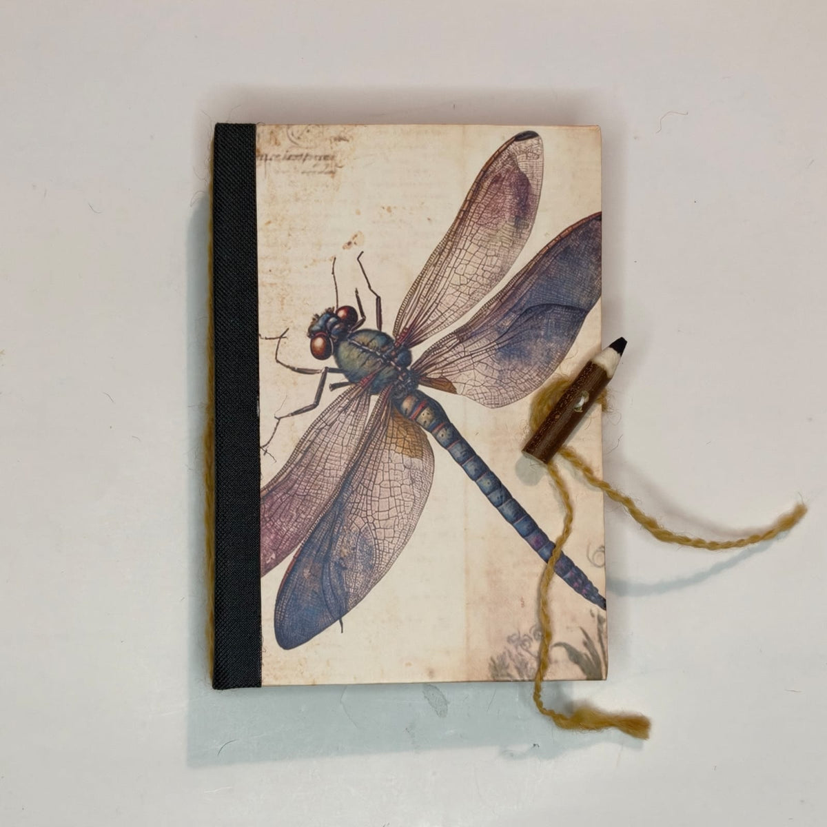 Ali di Quiete, quaderno con libellula e dorso nero, copertina 3