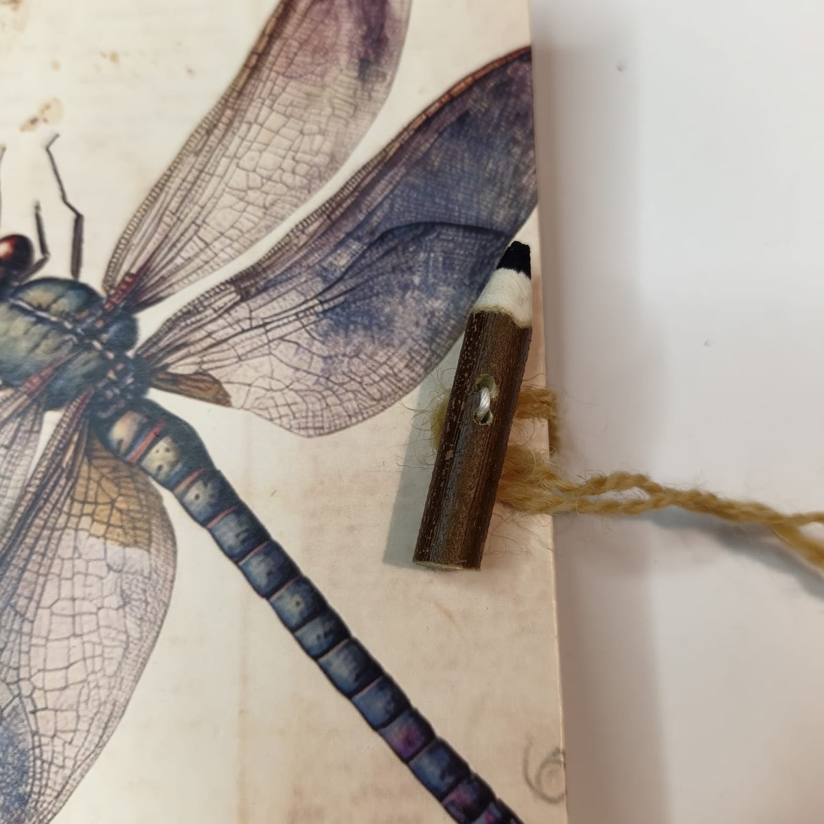 Dettaglio della chiusura con piccola matita in legno di Ali di Quiete