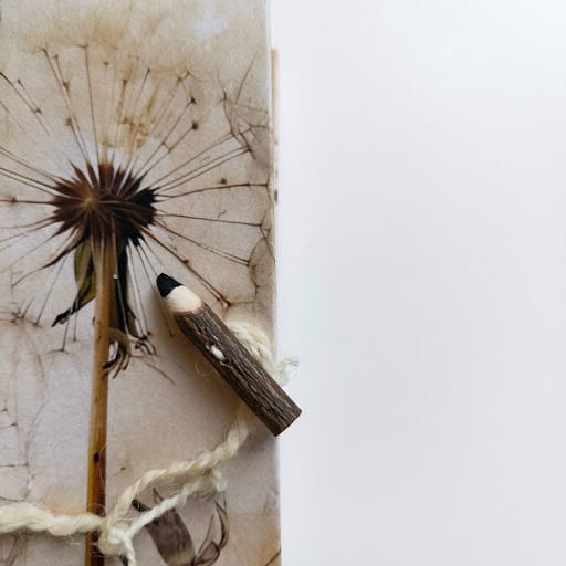 Chiusura con filo di lana chiaro e piccola matita in legno
