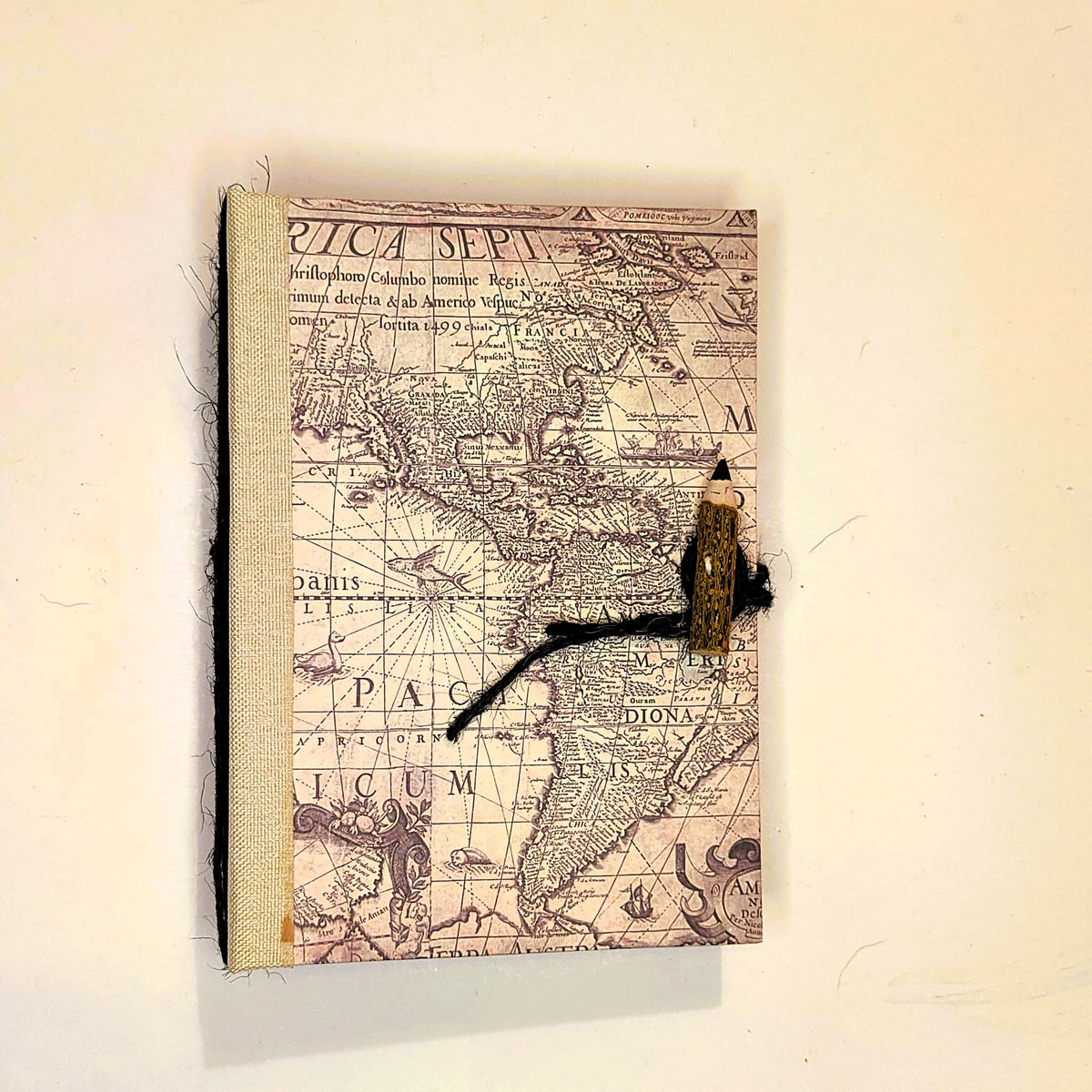 Quaderno fatto a mano tascabile con carta riciclata — "Fogli di Tempo" Latitudini