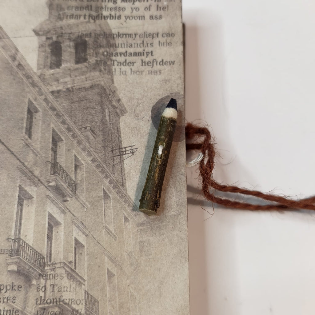Dettaglio della chiusura con bottone a forma di matitina in legno