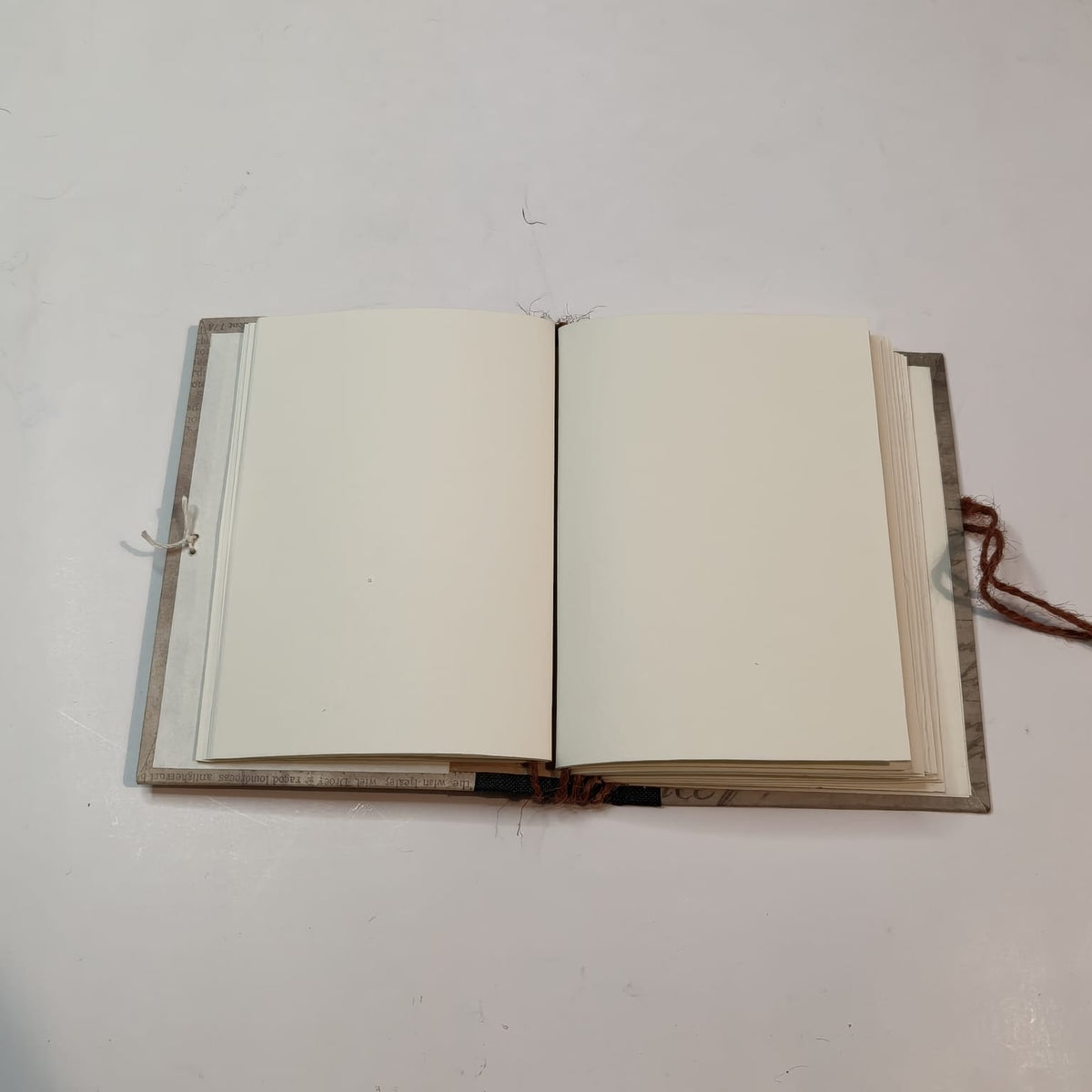 Orizzonti di Carta aperto sulle pagine bianche