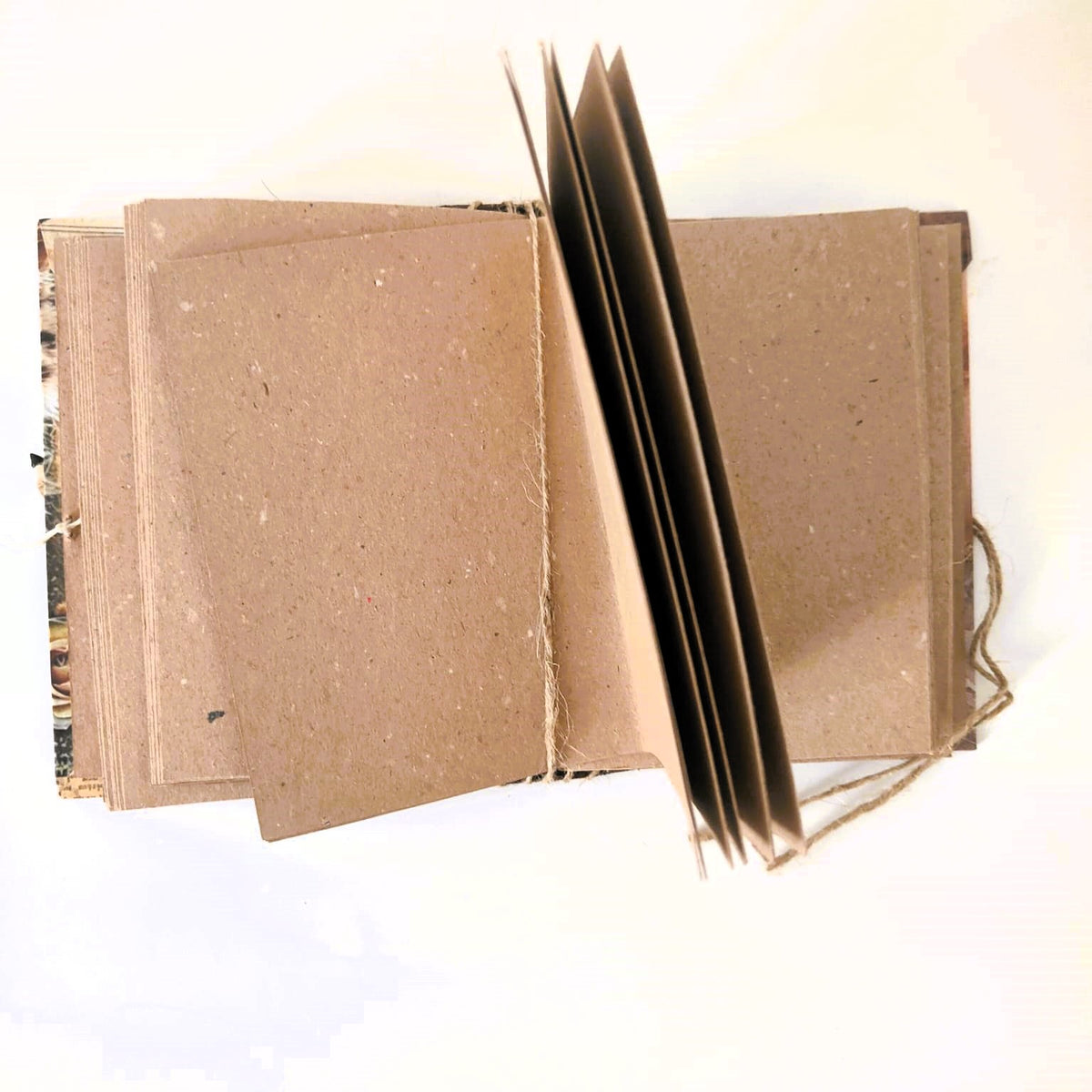 Taccuino fatto a mano A6 con carta riciclata — "Quattro Zampe, Mille Pagine"