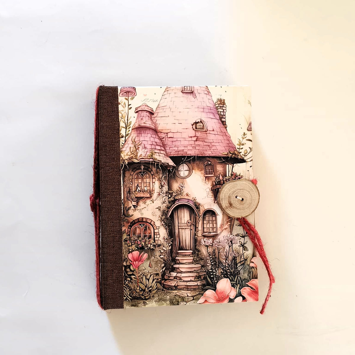 Taccuino fatto a mano tascabile con carta riciclata — La Torre dei Segreti | Sentieri di Carta