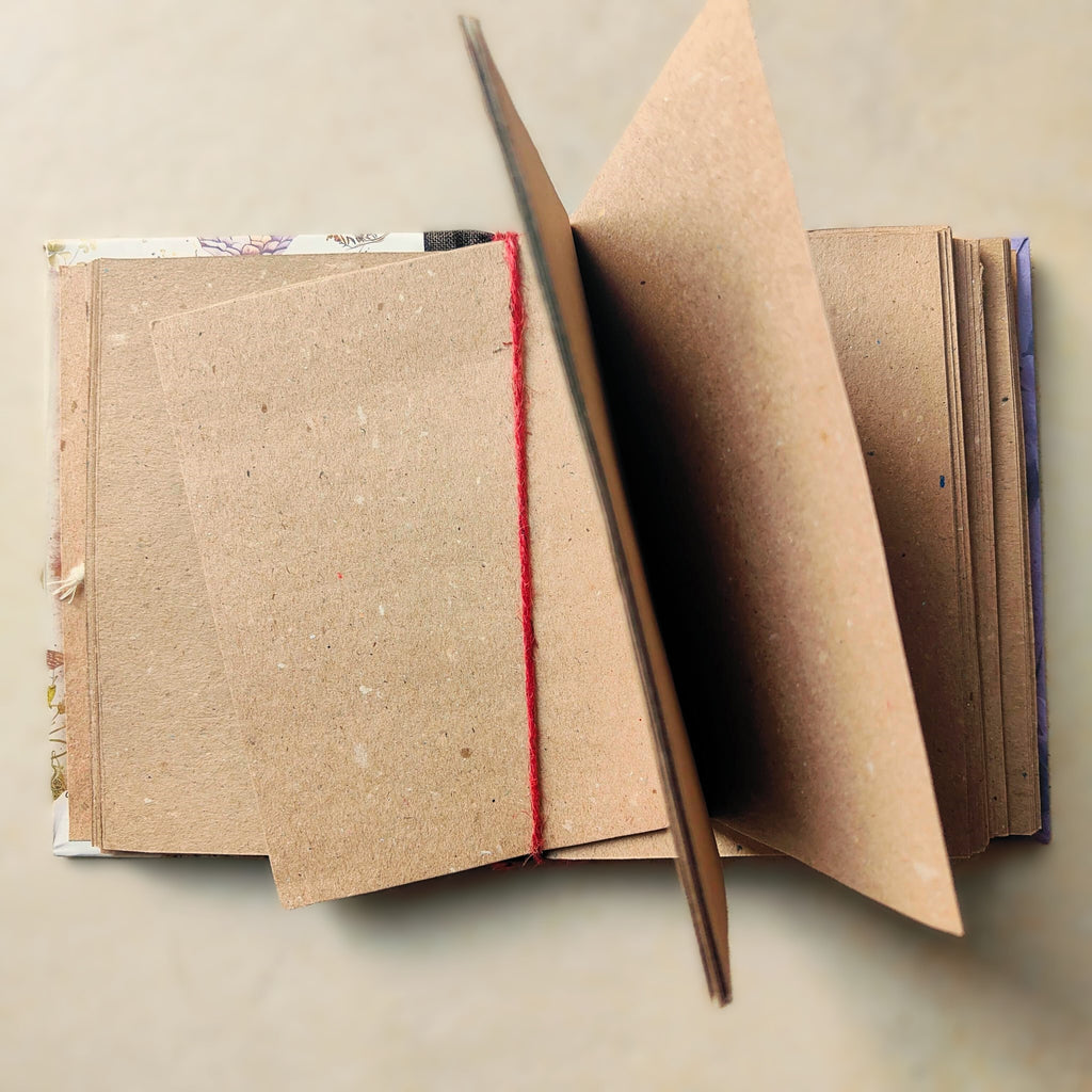 Taccuino fatto a mano tascabile con carta riciclata — La Torre dei Segreti | Sentieri di Carta